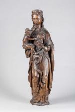 VIERGE à l'ENFANT en chêne sculpté, dos plat. Elle présente...