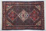 IRAN, TAPIS en laine à motifs de trois losanges et...