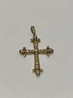 Pendentif croix en or jaune 750 °/°° et sertie de...