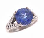 BAGUE en or gris 750 °/°° centrée d'une tanzanite, épaulée...