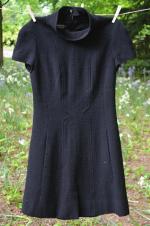 CHANEL boutique. Robe en lainage bouclette noir, col montant, petites...