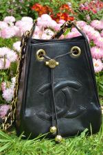 CHANEL, circa 1990. Sac de forme bourse rigide en cuir...