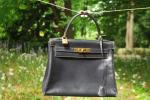 HERMES Paris. Sac Kelly 28 cm en box marine, attaches...