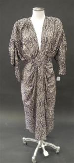 Jacques MERCIER. Robe en polyester imprimé façon reptile, décolleté en...