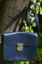 LANCEL circa 1980. Sac de forme cartable en box marine,...