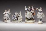 Ensemble de quatre GROUPES en porcelaine polychrome à décor de...