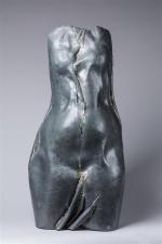 Claude GOUTIN (né en 1930). "Torse". Sculpture en étain martelé...