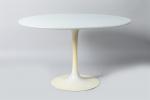 Eero Saarinen (1910-1961). Table ronde à piétement central en fonte...