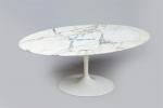 Eero SAARINEN (1910-1961). Table basse ovale modèle " Tulipe "...