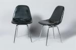 Ray (1912-1988) et Charles (1907-1978) EAMES. Paire de chaises modèle...